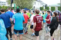 Startklar: Beim achten AOK-Firmenlauf haben zahlreiche Sportler dem Regen getrotzt. - © Yvonne Glandien