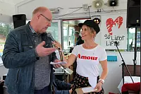 So liebt Lippe: LZ-Geschäftsführer Ralf Freitag erklärt Julia Ures im Interview die Geschichte der Reihe. - © Bernhard Preuss
