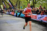 Richtiges Aprilwetter erlebten L&auml;ufer und Zuschauer im Zielbereich des 45. Hermannslaufs an der Sparrenburg. - &copy; Am&eacute;lie F&ouml;rster