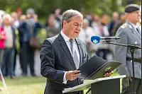 Ministerpräsident verleiht auf dem Schloßplatz der Panzerbrigade 21 „Lipperland“ der Bundeswehr das Fahnenband des Landes Nordrhein-Westfalen. - © Jannik Stodiek