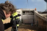 Einbau der Schütztafel in den Staudamm Schieder-See. - © Bernhard Preuss