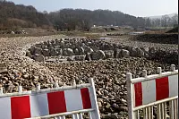 Einbau der Schütztafel in den Staudamm Schieder-See. - © Bernhard Preuss