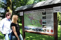 Alles auf einem Blick: Wanderplan am Parkplatz Sportplatz Holzhausen-Externsteine. - © Freya Köhring