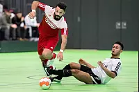 &Uuml;berraschend schied der Bezirksligist aus Blomberg bereits in der Vorrunde aus. Hier kann sich Haydar Demirkutlu (links) gegen Mesut Paksin Demir von Ditib noch durchsetzen. - &copy; Egon Penner