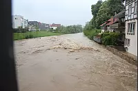 Aus der Bega ist in Lemgo ein reißender Strom geworden. - © Katrin Kantelberg