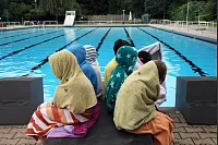 Erstmal wieder aufwärmen: Schwimmanfänger in einer Pause in Hiddesen. - © Foto: Preuss