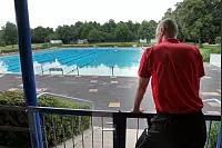 Schwimmmeister Frank Niegsch betrachtet am Werbeanger in Lage nachdenklich das leere Becken. - © Foto: Preuss