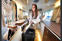 Praktisch: Sogar eine kleine Toilette gibt es in dem umgebauten Polizeibulli. - © Andreas Frücht