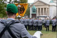 Ministerpräsident verleiht auf dem Schloßplatz der Panzerbrigade 21 „Lipperland“ der Bundeswehr das Fahnenband des Landes Nordrhein-Westfalen. - © Jannik Stodiek