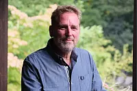 Gerald Zein, kaufmännischer Leiter der German Wellness Resorts, auf dem Balkon im Saunabereich. - © Ulf Hanke