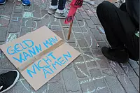 In Lemgo versammelten sich schätzungsweise um die 600 Leute auf dem Marktplatz, um von dort aus in Richtung Lippegarten zu pilgern. - © Carolin Brokmann-Förster