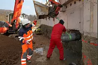 Einbau der Schütztafel in den Staudamm Schieder-See. - © Bernhard Preuss