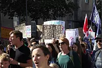 Klima retten: Rund 2000 Menschen gehen in Detmold bei der bislang größten "Fridays for Future"-Demo auf die Straße. - © Bernhard Preuss