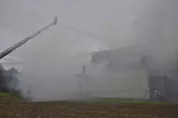 Ein Großbrand in einer Verzinkerei in Barntrup sorgt für große Rauchschwaden. - © Karl-Heinz Krull