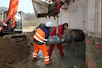 Einbau der Schütztafel in den Staudamm Schieder-See. - © Bernhard Preuss