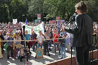 Klima retten: Rund 2000 Menschen gehen in Detmold bei der bislang größten "Fridays for Future"-Demo auf die Straße. - © Bernhard Preuss