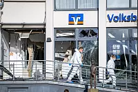 Mitarbeitende der Bielefelder Polizei sichern an der Volksbank in Paderborn-Dahl Spuren. - © Niklas Tüns