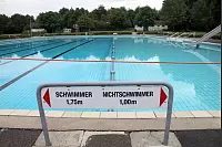 Ohne Schwimmer: Freibad Werreanger in Lage bei schlechtem Wetter. - © Foto: Preuss