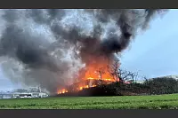 Das Gebäude an Straße Vinner Holz steht in Flammen. - © Paul Brinkmann