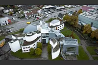 Das Energie Forum Innovation (EFI) an der Mindener Straße in Bad Oeynhausen sieht aus, als hätte ein Riese seine Bauklötze hier verstreut.Der kühne Entwurf stammt von dem amerikanischen Star-Architekten Frank O. Gehry. - © Thorsten Ulonska