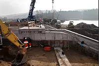 Einbau der Schütztafel in den Staudamm Schieder-See.  - © Bernhard Preuss