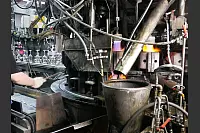 Noch wird hier von Hand gearbeitet, irgendwann soll das eine Maschine übernehmen. - © Jemima Wittig