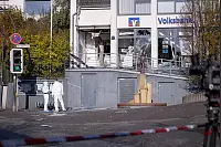 Mitarbeitende der Bielefelder Polizei sichern an der Volksbank in Paderborn-Dahl Spuren. - © Niklas Tüns
