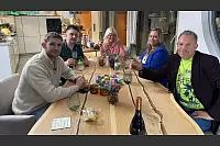 Gruppenfoto am Tag 4: Morris (v. l.), Marc, Gastgeberin Betty, Steffi und István. - © RTL / ITV Studios Germany