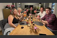 Gruppenfoto am Tag 5: Steffi (v. l.), Betty, Gastgeber Marc, István und Morris. - © RTL / ITV Studios Germany