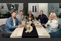 Am dritten Tag der "OWL-Woche" sind die Kandidaten bei Steffi (M.) aus Herford zu Gast. Sie serviert Morris (v. l.) aus Bünde, Marc aus Steinhagen, István aus Spenge und Betty aus Herford unter anderem russische Teigtaschen. - © RTL / ITV Studios Germany