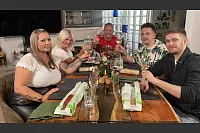 Gruppenfoto am Tag 1: Steffi (v. l.) aus Herford, Betty aus Herford, Gastgeber István aus Spenge, Marc aus Steinhagen und Morris aus Bünde. - © RTL / ITV Studios Germany