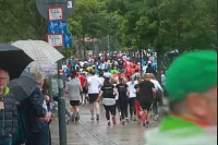 Startklar: Beim achten AOK-Firmenlauf haben zahlreiche Sportler dem Regen getrotzt. - © Yvonne Glandien