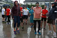 Startklar: Beim achten AOK-Firmenlauf haben zahlreiche Sportler dem Regen getrotzt. - © Yvonne Glandien