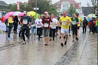Startklar: Beim achten AOK-Firmenlauf haben zahlreiche Sportler dem Regen getrotzt. - © Yvonne Glandien