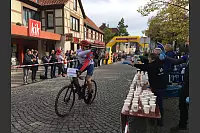 Stephanie Strate von der SV Brackwede kommt als erste Frau in Oerlinghausen an. - © Karolina Schmidt