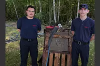 Der Lippische Feuerwehrverband feiert sein 150-jähriges Bestehen mit einem großen Familientag im Feuerwehrausbildungszentrum Brake. Das "Coldcut Cobra"-Team zeigt seine Arbeit mit dem Schneidlöschgerät. - © Thomas Krügler