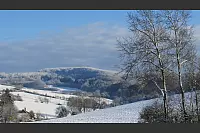Von Schwelentrup aus bietet sich dieser Blick in die verschneiten W&auml;lder. - &copy; Manfred K&ouml;nig