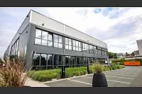 Auch in Sachen Nachhaltigkeit denkt Röse groß. Mit seiner firmeneigenen Solaranlage könne er rechnerisch sein Unternehmen und rund 200 Einfamilienhäuser gleichzeitig mit Strom versorgen. Die Anlage liefert 450 Kilowatt Leistung – etwa fünf Prozent nutzt das Unternehmen selbst, der Rest fließt ins öffentliche Netz. Und nicht nur Strom produziert Röse: Auf dem Firmengelände summen rund 20.000 Bienen, die jährlich etwa 45 Kilogramm Honig liefern. - © Daniel Salmon