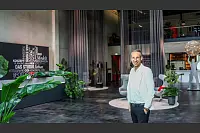 Dass Tino J. Röse einmal Geschäftsführer sein würde, war in seiner Jugend alles andere als absehbar. Seine Ausbildung zum Fotografen beendete er nach nur einem Tag. „Es fühlte sich einfach nicht richtig an“, erinnert er sich. Einige Jahre später gründete Röse sein eigenes Unternehmen. - © Daniel Salmon