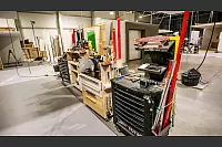 Mithilfe kleiner Werkstattwagen können auch während der Dreharbeiten direkt an den Filmsets Arbeiten durchgeführt werden. - © Daniel Salmon