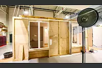 Jedes Filmset kann passend auf die Produktion umgebaut werden. Ermöglicht wird das durch ein Baukastensystem. So können etwa weitere Fenster oder Türen eingebaut werden. - © Daniel Salmon