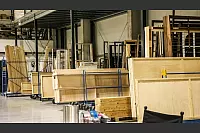 Um die einzelnen Filmsets flexibel gestalten zu können, wird per Baukastenverfahren gearbeitet. Ein Set besteht aus einzelnen Holzelementen, die in verschiedensten Formen zusammengesteckt werden können. - © Daniel Salmon