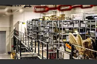 Tausende Requisiten stehen für die Produktionen bereit. - © Daniel Salmon