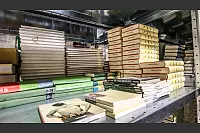 Auch Bücher gehören zu den Requisiten – manche gibt es gleich in dutzendfacher Ausführung. - © Daniel Salmon