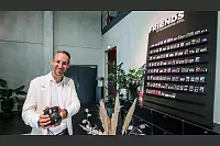 Tino Röse vor seiner ganz eigenen "Hall of Fame": „Wir haben bisher eher im Verborgenen gearbeitet. Mit zunehmendem Erfolg haben dann aber auch immer mehr unserer Kunden gesagt: Das müssen alle wissen“, so Röse. - © Daniel Salmon