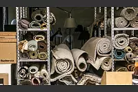 Alle Requisiten, darunter auch eine Vielzahl verschiedenster Teppiche, hat Röse selbst gekauft. Der Grund: Nur so könne er und sein Team bei Produktionen spontan reagieren, ohne lange Wege. - © Daniel Salmon