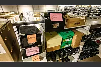 Socken, Gürtel und mehr: In kleinen Boxen sind weitere Requisiten verstaut. - © Daniel Salmon