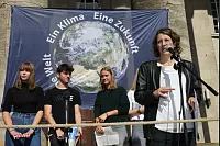 Klima retten: Rund 2000 Menschen gehen in Detmold bei der bislang größten "Fridays for Future"-Demo auf die Straße. - © Bernhard Preuss