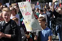 Klima retten: Rund 2000 Menschen gehen in Detmold bei der bislang größten "Fridays for Future"-Demo auf die Straße. - © Bernhard Preuss