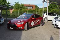 WAVE-TROPHY 2016 - Größte E-Automobilrallye tankt in Dörentrup auf.
Weltrekord mit den meisten zeitgleich aufgeladenen Elektrofahrzeugen mit erneuerbaren Energien geschafft. Viele verschiedene E-Fahrzeuge wurden präsentiert. - © Tanja Watermann